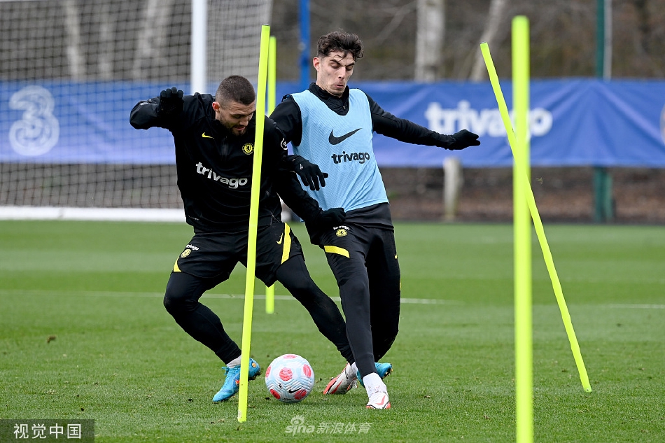 训练结束后，切尔西球员们边走边聊，气氛轻松地离开训练场