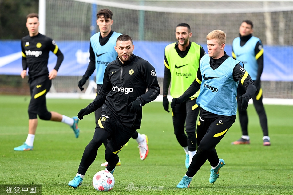 切尔西门将凯帕专注地进行扑救训练，身体完全舒展封堵射门角度