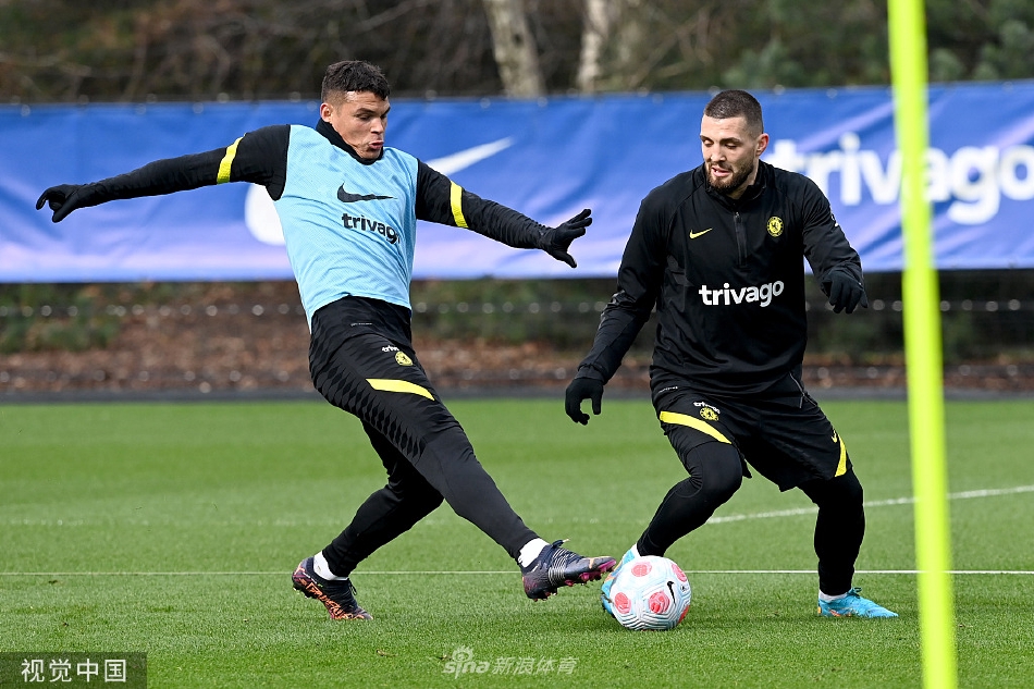 切尔西前锋在训练中带球快速突破，两名防守队员紧追不舍形成攻防对抗