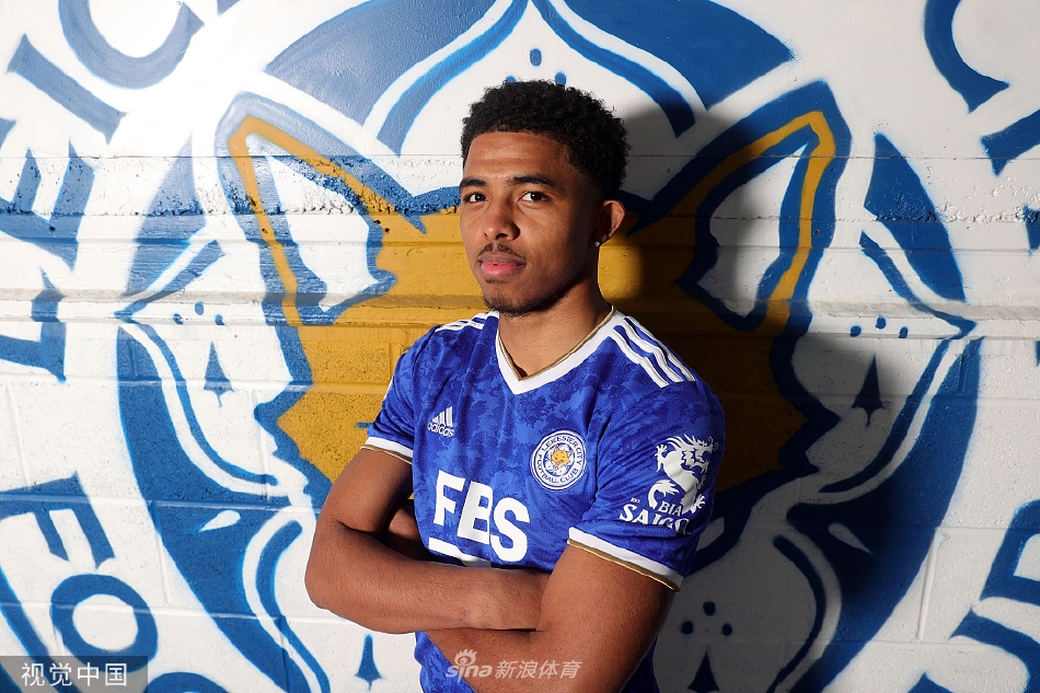 福法纳在训练场上专注地进行有球恢复训练，身影在阳光下显得格外坚韧，预示着他即将强势归来。