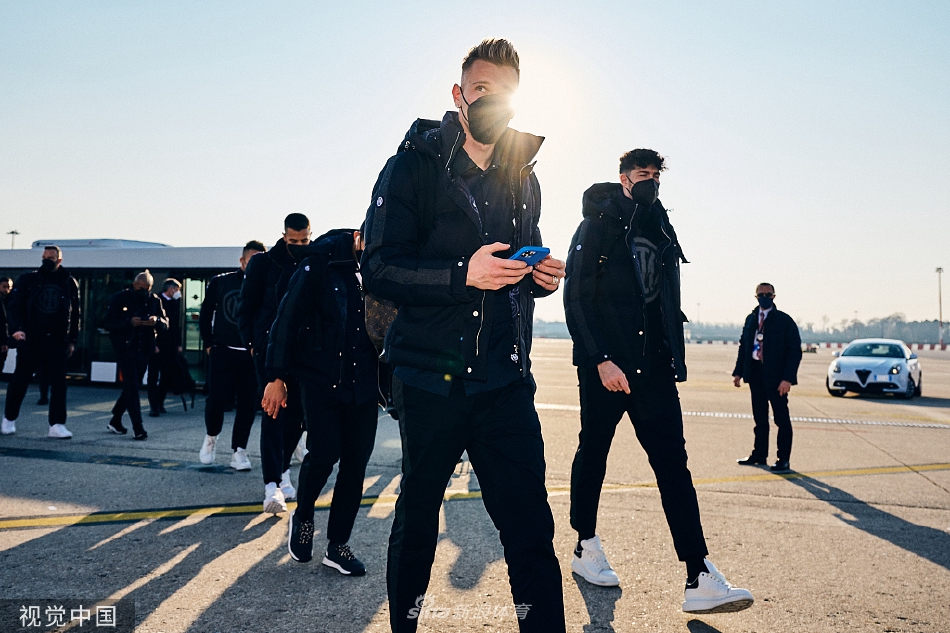 队长汉达诺维奇在比赛中高声呼喊，指挥防线，他是球队在风暴中最沉稳的基石。