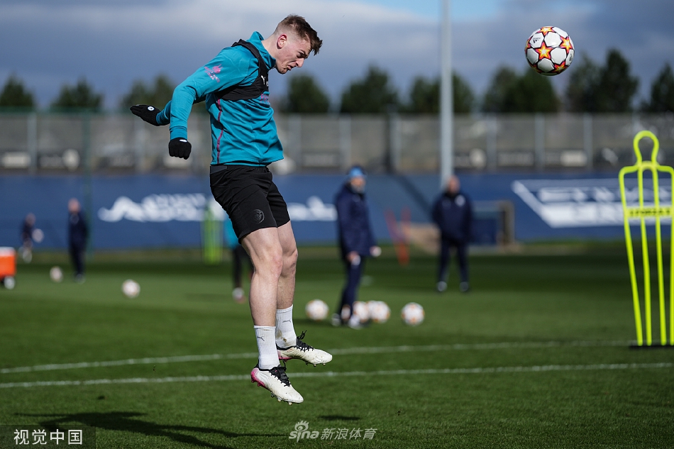 斯特林在训练中全力冲刺突破防线，展现惊人速度与爆发力