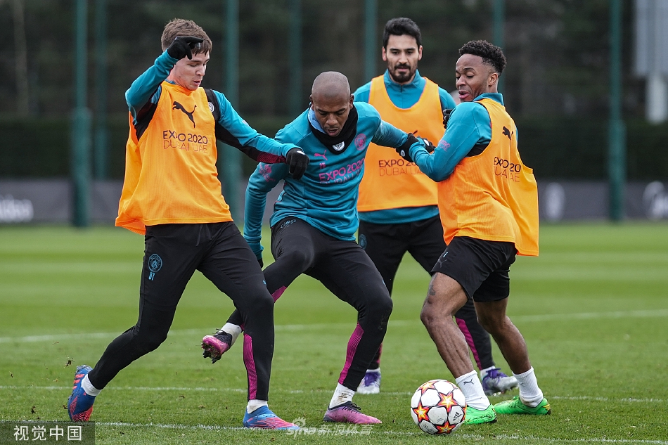 曼城门将埃德森飞身扑救训练射门，舒展身姿宛若展翅雄鹰