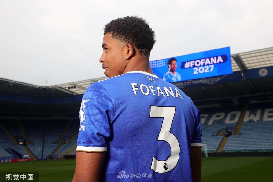 福法纳手持印有自己名字和2027年字样的莱斯特城蓝色球衣，眼神中充满了对未来的憧憬与决心。