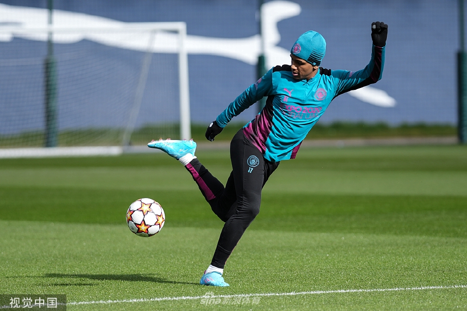 瓜迪奥拉在训练场边专注指导战术，目光如炬分析球员跑位