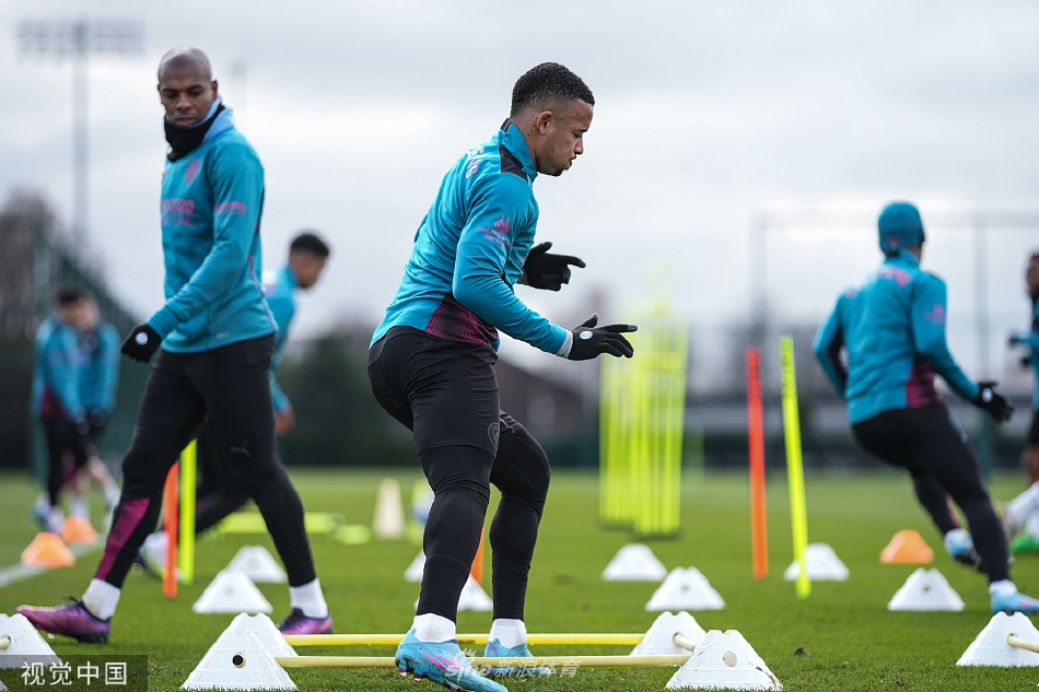 德布劳内与福登在训练中默契配合，比利时中场大师精准传球瞬间