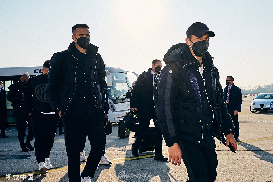 主帅西蒙尼·因扎吉在场边凝神思考，他的战术部署让欧洲豪强利物浦 across two legs 都感受到了巨大压力。