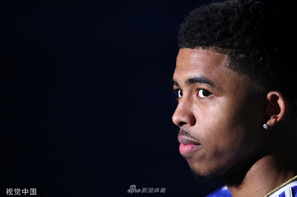 福法纳面带温暖笑容，向看台挥手致意，仿佛正在回应那些在他低谷期始终不离不弃的忠实球迷。