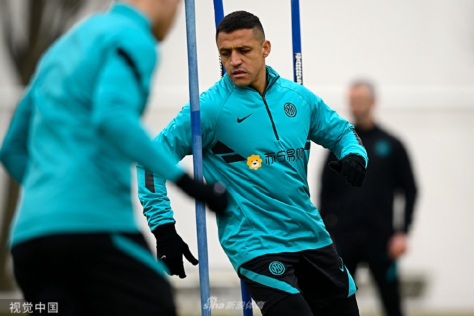 球队核心布罗佐维奇在训练中单独进行恢复性有氧练习，他目光坚毅，正从伤病中积极找回状态。