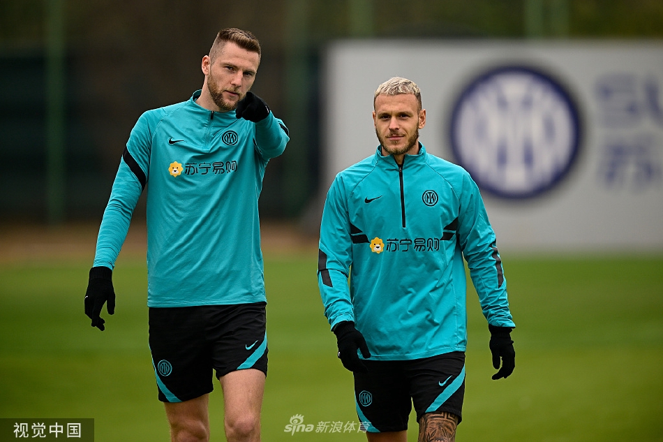 边后卫达米安敏捷地进行绳梯协调性训练，步伐快速而精准，展现了对身体能力的极致雕琢。