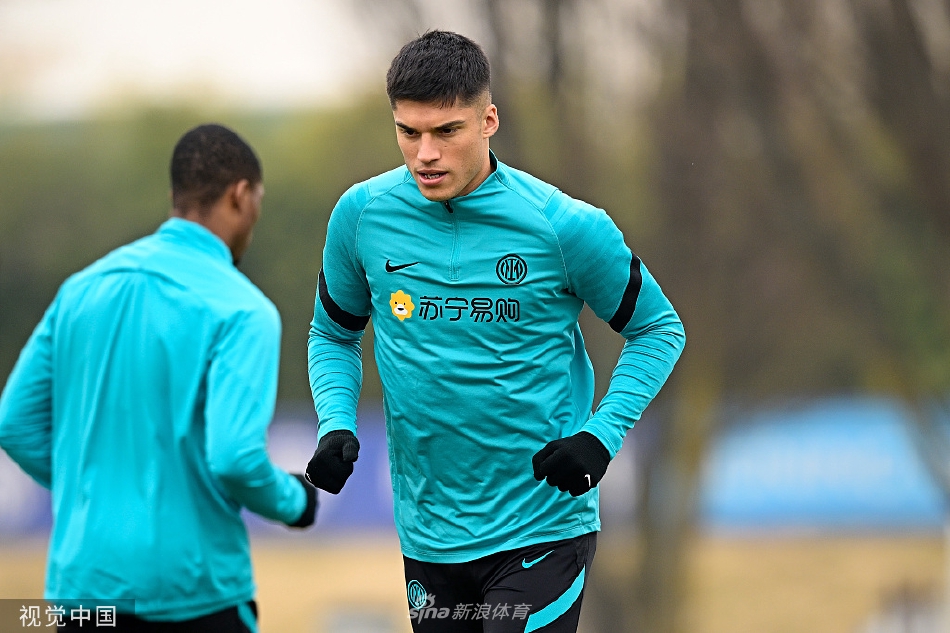 全队围成一圈进行抢圈热身，皮球在球员脚下快速流转，气氛既紧张又充满团队协作的默契。