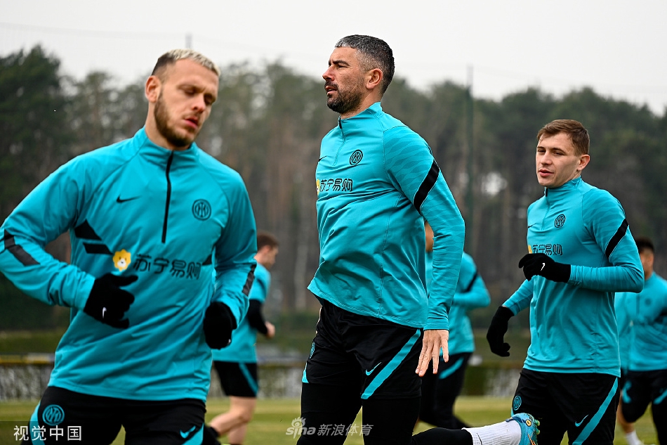 中后卫德弗莱与队友进行一对一攻防演练，他扎实地压低重心，全神贯注地紧盯对手脚下的足球。