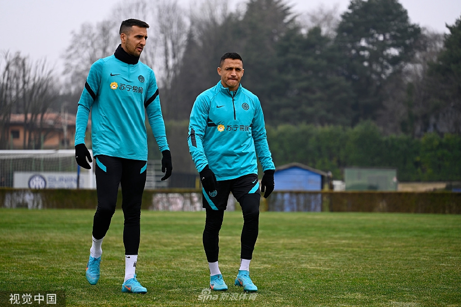 训练结束后汉达诺维奇与队友轻松说笑，老将的沉稳是球队在压力下保持心态的稳压器