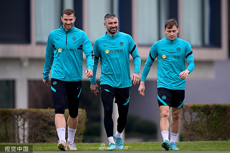 哲科与劳塔罗·马丁内斯在训练中交流跑位，两大前锋的联手破密防是球队取胜的钥匙