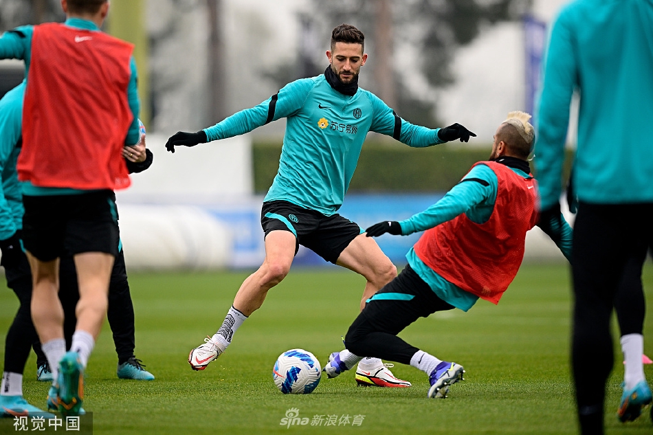 门神汉达诺维奇在训练中舒展身体，飞身侧勾处理来球，展现出不逊于前锋的惊人身体协调性