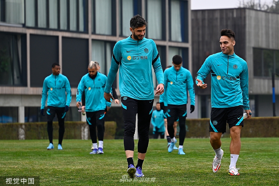 边翼卫佩里西奇带球突进，他的边路冲击是国际米兰打破僵局的重要法宝