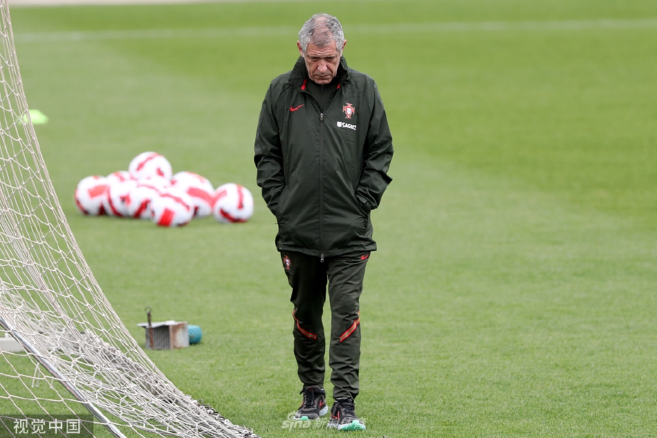 教练团队向围聚在一起的葡萄牙国脚们讲解战术板，全体球员凝神倾听，决战前夕的肃穆感扑面而来。