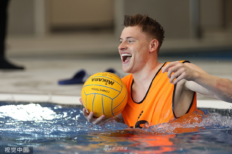 莱斯特城门将舒梅切尔在训练中飞身扑救，水花瞬间在空中绽放，宛如一道晶莹的屏障。