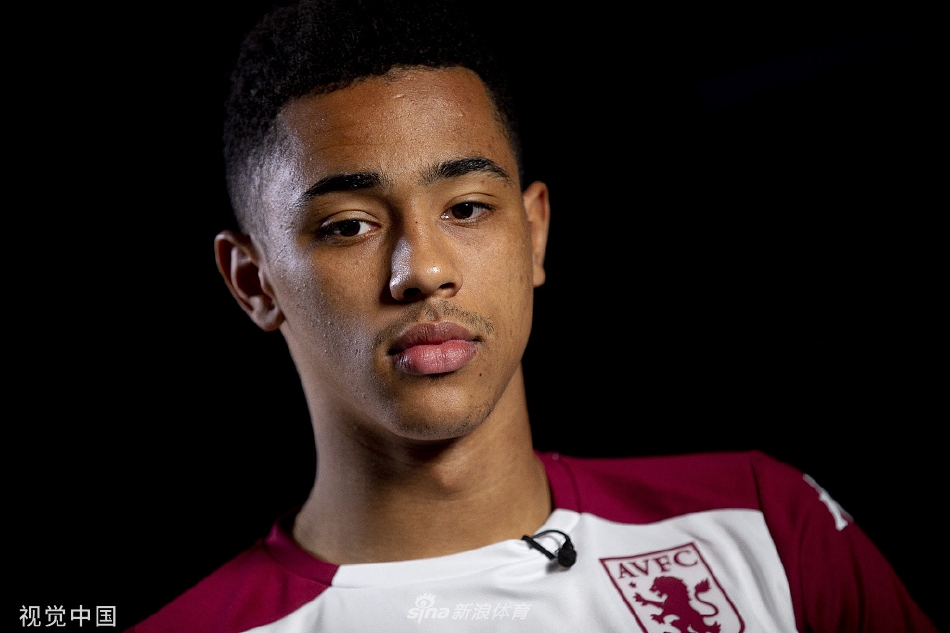 主教练与教练团队在场边密切观察训练，手持战术板进行细致部署和实时指导。