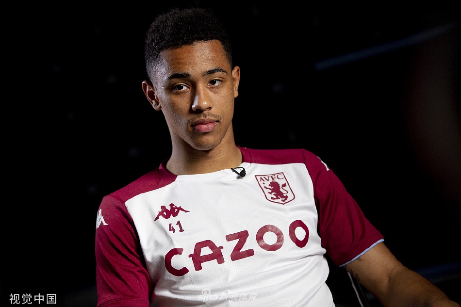 球员进行个人技术加练，专注于控球与步伐调整，力求每个动作都精准完美。