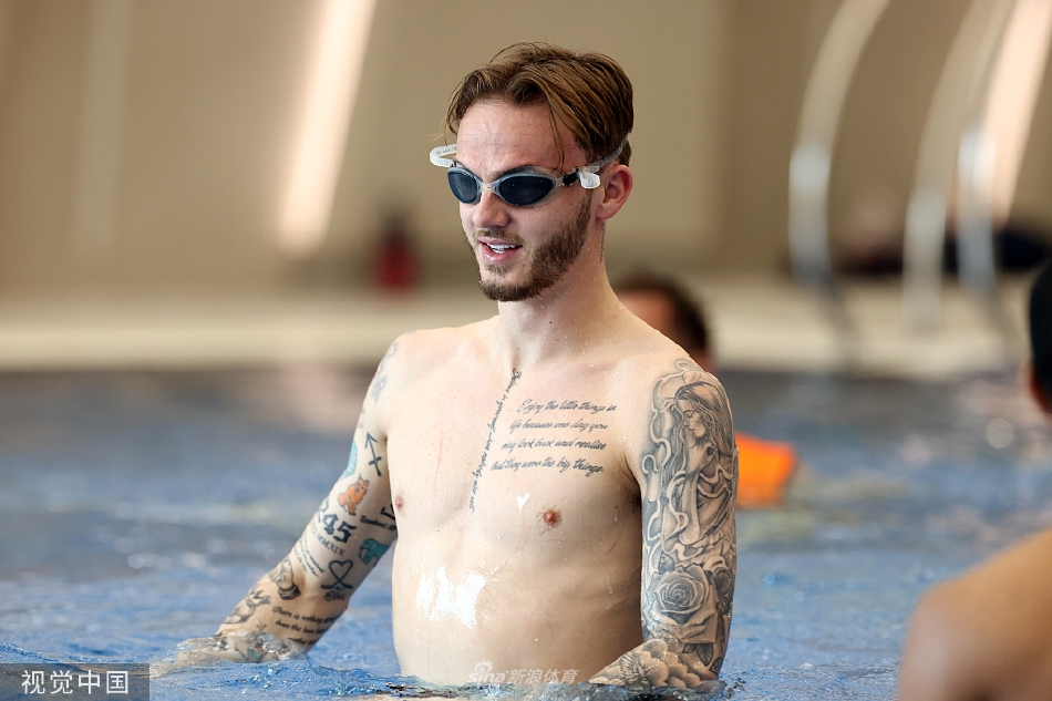 球员们在水池中激烈争抢水球，水花四溅，每个人脸上都洋溢着纯粹而开心的笑容。