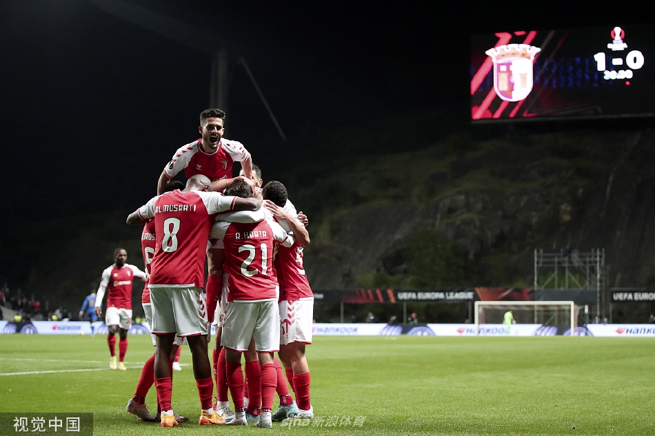 全场比赛结束，布拉加球员围成一圈向主场球迷致谢，流浪者球员则默默退场，画面定格了足球世界的悲喜两重天。