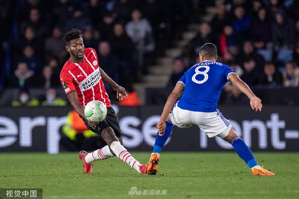 比赛结束后，双方球员相互握手致意并交换球衣，体现竞技体育的友谊与尊重，背景是开始散去的主场球迷看台