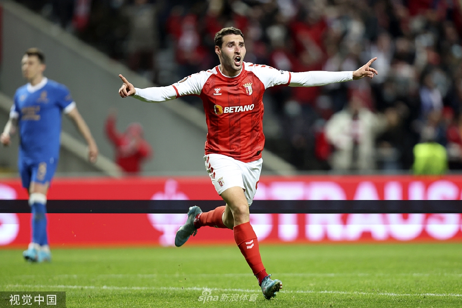 流浪者队前锋在布拉加禁区内倒地铲射，布拉加后卫飞身封堵，门将注意力高度集中，瞬间紧张万分。