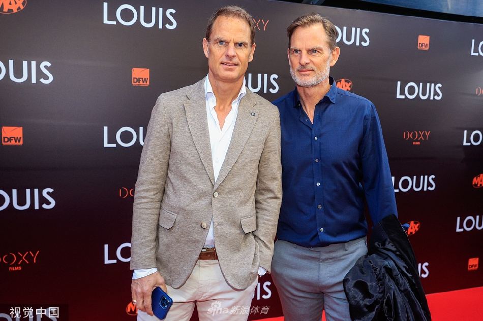 镜头捕捉到范加尔与友人交谈时的侧面特写，他眉头微皱，目光深远，仿佛正在思考足球或人生的深刻命题。