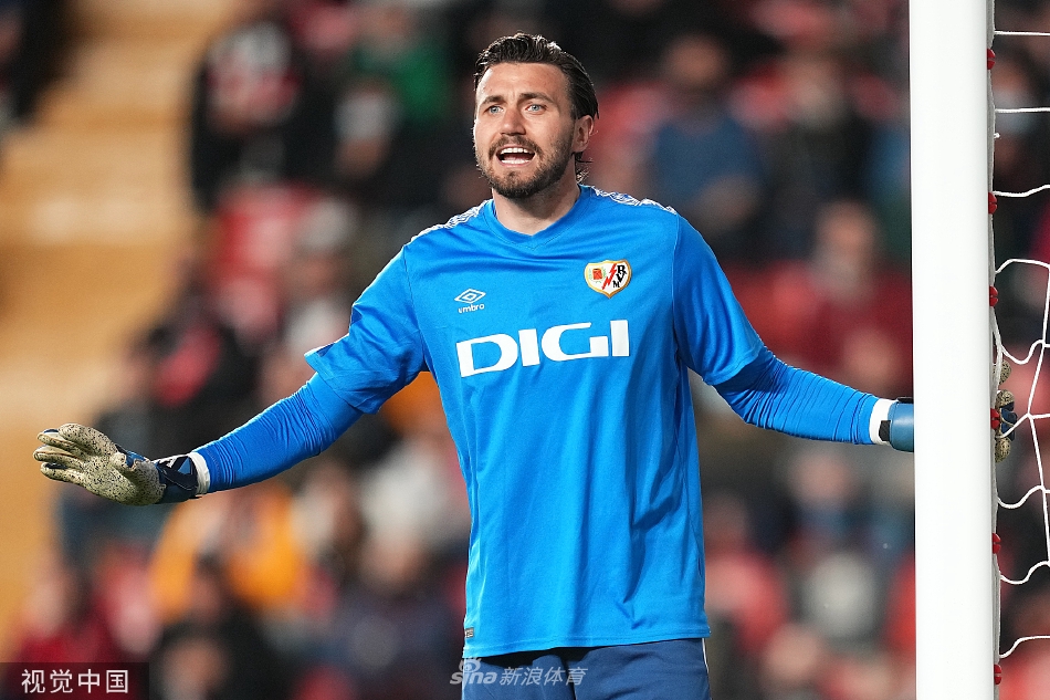 比赛最后时刻，巴列卡诺门将与后卫合力化解了对方一次传中，所有人神情紧绷，全力守护平局成果