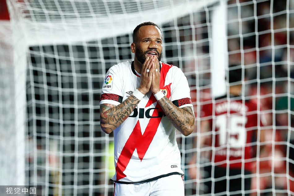 巴列卡诺功臣塞尔希·瓜迪奥拉进球后张开双臂，在草皮上激情滑跪庆祝，队友正从四面八方朝他奔来