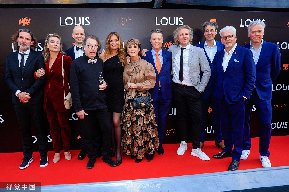 首映式结束后的大合影时刻，范加尔夫妇被众星环绕在中心，大家脸上洋溢着笑容，共同庆祝这个充满温情与敬意的夜晚。