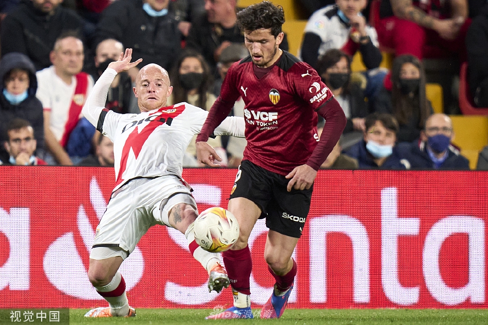 巴列卡斯球场灯光如昼，双方球员在中圈附近激烈拼抢，比赛刚刚开始，紧张的气氛已弥漫全场