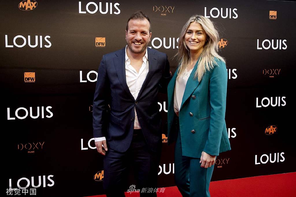 范加尔与到场的一位前弟子或老友在红毯上畅谈，两人开怀大笑，瞬间定格了足球情谊的深厚与纯粹。