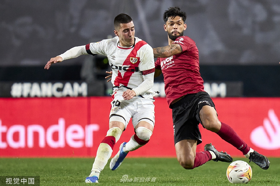 瓦伦西亚中场核心贡萨洛·格德斯正带球突破，他眼神专注，寻找着为队友创造致命一击的机会