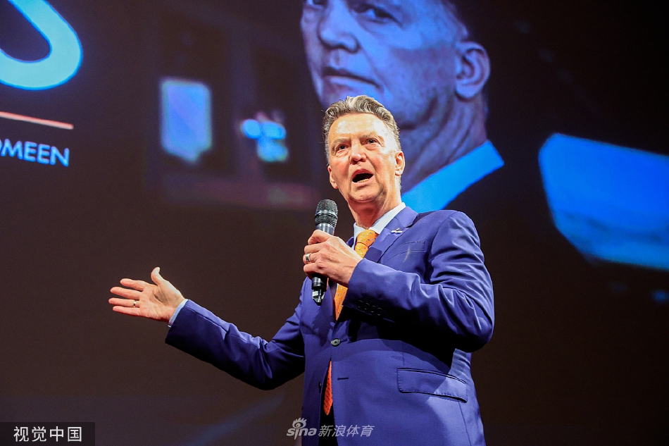 范加尔与妻子特露丝在首映式红毯上深情相拥，两人面带微笑，眼神中流露出历经风雨后的平静与坚定。