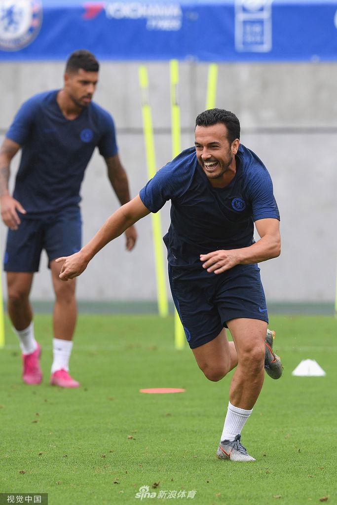 从低角度仰拍的训练瞬间，佩德罗在高速冲刺中，背景虚化的看台上是密密麻麻的日本球迷，凸显出蓝军在日本超高的人气和球员比赛的专注度。