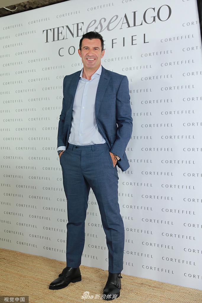 海伦一袭深色连衣裙出席活动，搭配精致的珠宝，金色长发自然垂落，脸上带着浅浅的笑意，完美诠释了优雅与性感的结合。