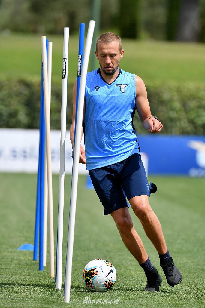 老将卢利奇在训练中一丝不苟地进行着拉伸。作为球队的精神领袖，他的存在本身就是一种激励，在这个特殊的备战期，他需要以身作则，带领年轻队友们度过难关。