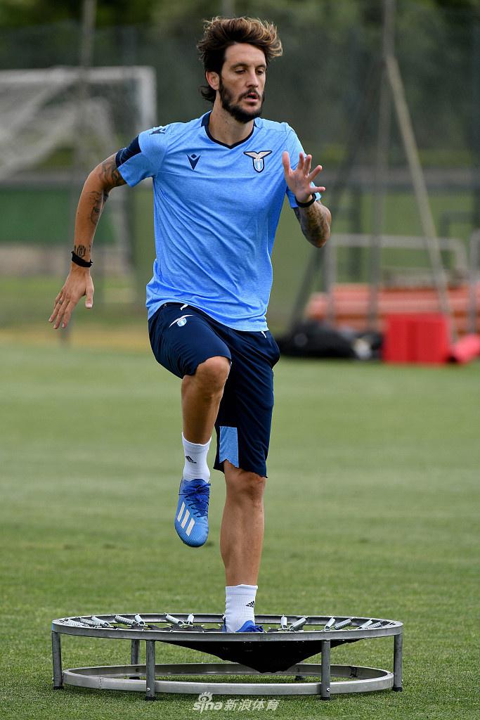 中场核心米林科维奇在训练中展现出标志性的护球姿态，高大的身影宛如福尔梅洛基地的一座高塔，牢牢掌控着蓝鹰的攻防转换节奏。