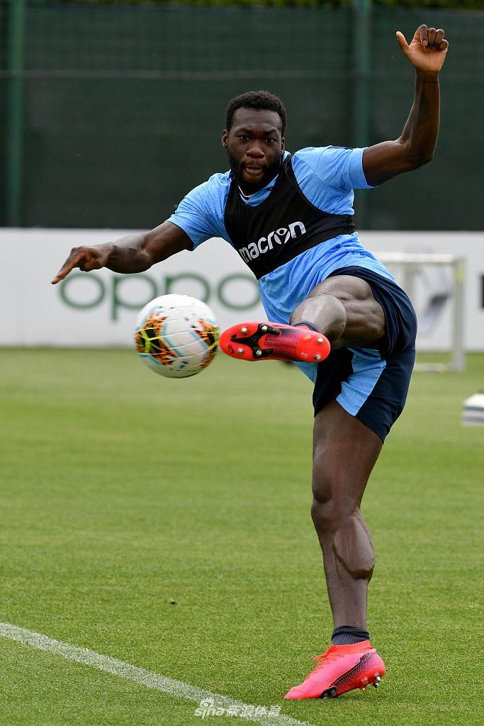 门将斯特拉科沙飞身侧扑，定格在空中的身影与福尔梅洛基地的绿荫构成一幅动感画卷，他用一次次极限扑救守护着蓝鹰争冠的最后一道防线。