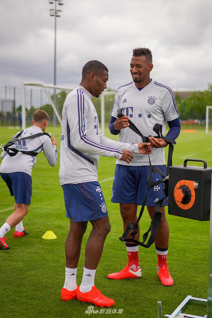 镜头特写一名球员汗流浃背的脸庞，眼神中透露出坚定与渴望，在这特殊时期，每一次触球都显得无比珍贵，仿佛要将这两个月的缺失全部补回来。