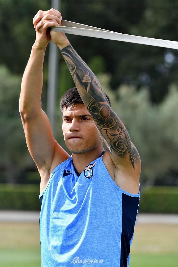 夕阳的逆光中，两名拉齐奥球员并肩走向更衣室，他们的影子被拉得很长。这不仅是一天训练的结束，更是蓝鹰军团重装上阵的起点。