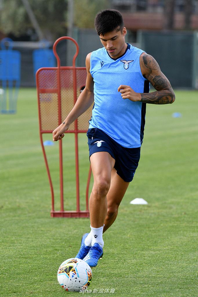 因扎吉兄弟中的西蒙尼，拉齐奥的主帅，双手叉腰站在场边。他的眼神中既有对训练内容的审视，也包含着对两个月后意甲争冠格局的深远谋划。