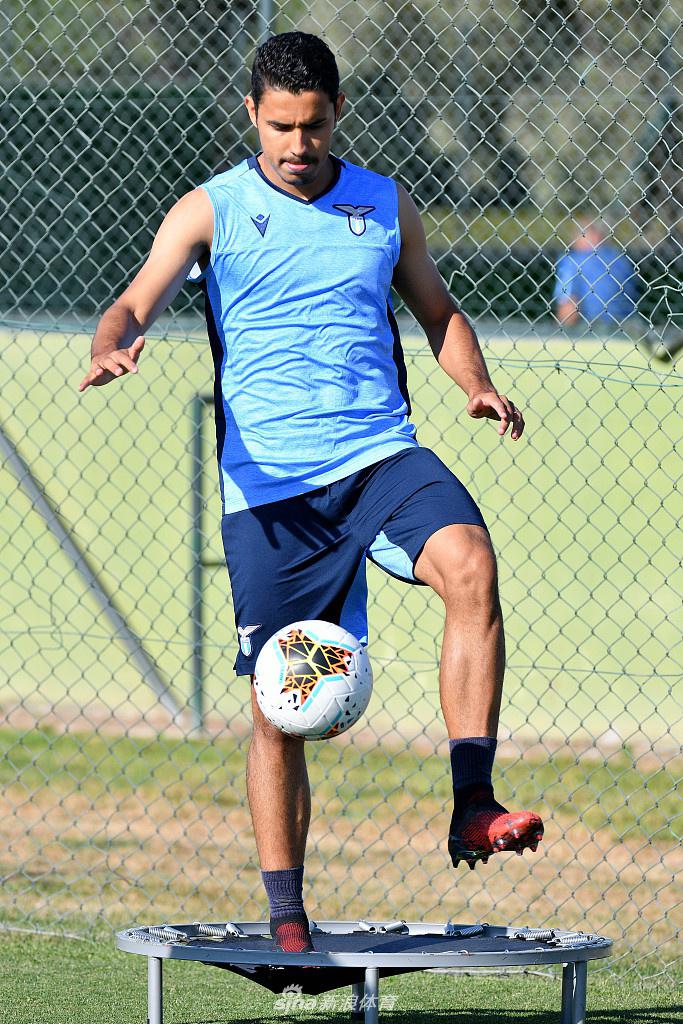 从低角度仰拍，球员拉伸的轮廓与背后广阔的蓝天融为一体，寓意着‘蓝鹰’在经历短暂停歇后，即将再次振翅高飞。