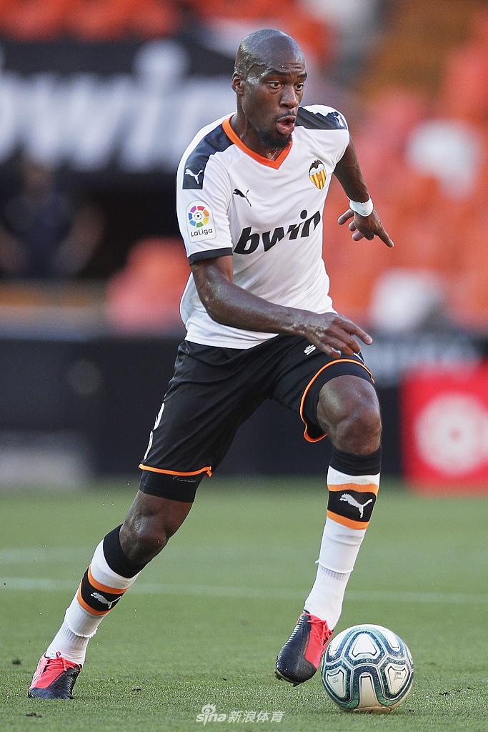 夜幕下的梅斯塔利亚球场灯光璀璨，打入绝杀球的李刚仁被队友们压在身下庆祝，远处是神情落寞的巴拉多利德门将