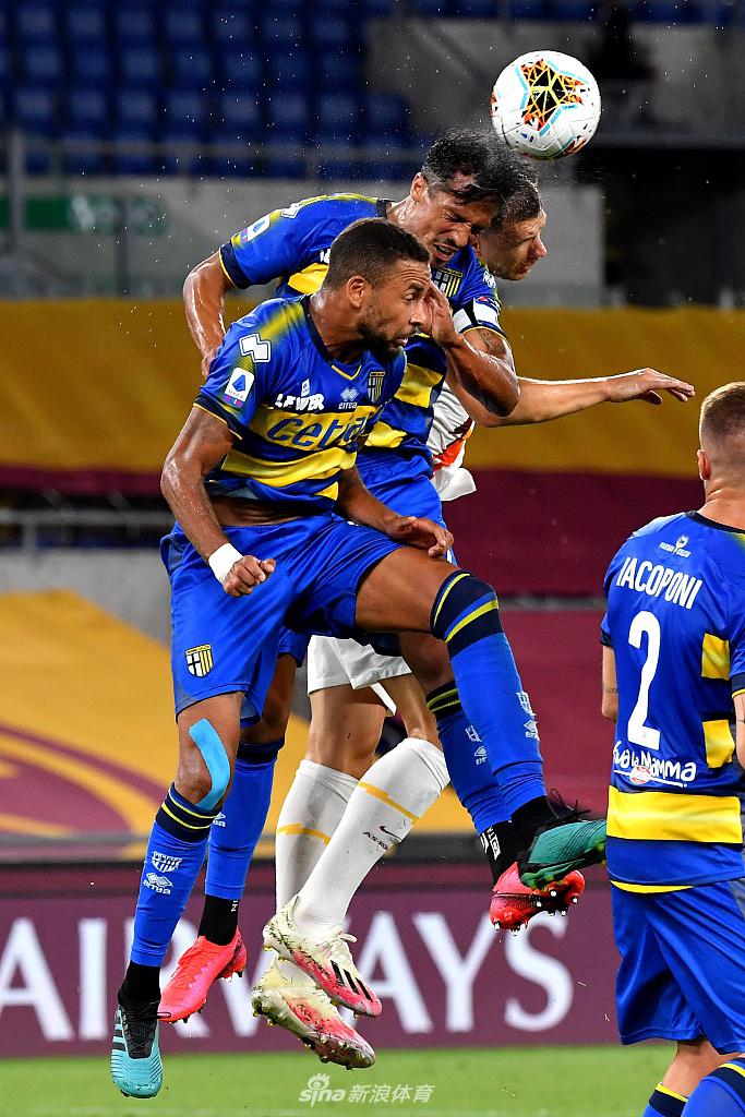 亚美尼亚中场姆希塔良在进球后握拳怒吼，他的身后是空旷的奥林匹克体育场看台，但这无法阻挡他与队友布鲁诺·佩雷斯庆祝的热情，眼神中充满了扳平比分的坚定与霸气。