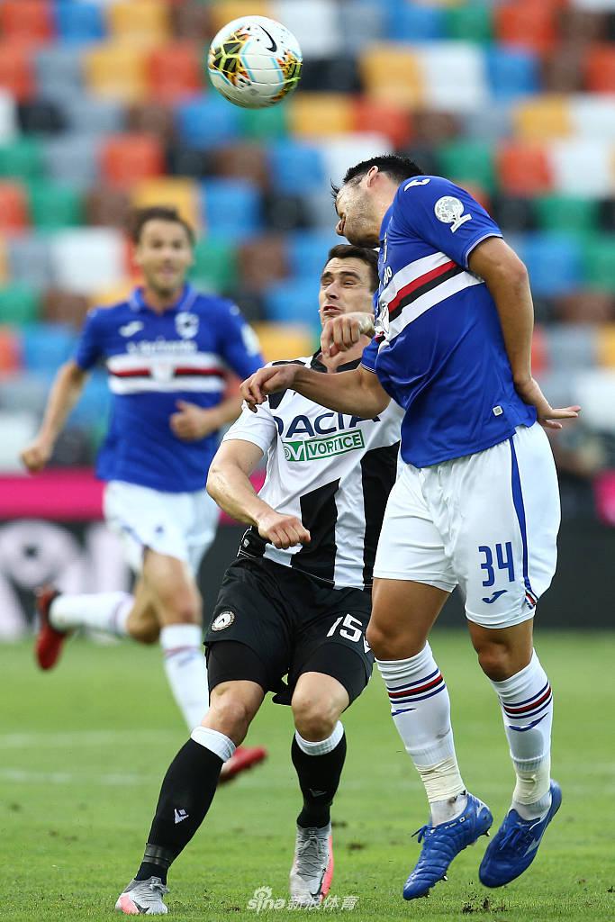 水手军团队长夸利亚雷拉在禁区内凌空抽射瞬间，皮球应声入网，他用标志性的暴力远射宣告了自己的伤愈回归，为球队扳平比分。