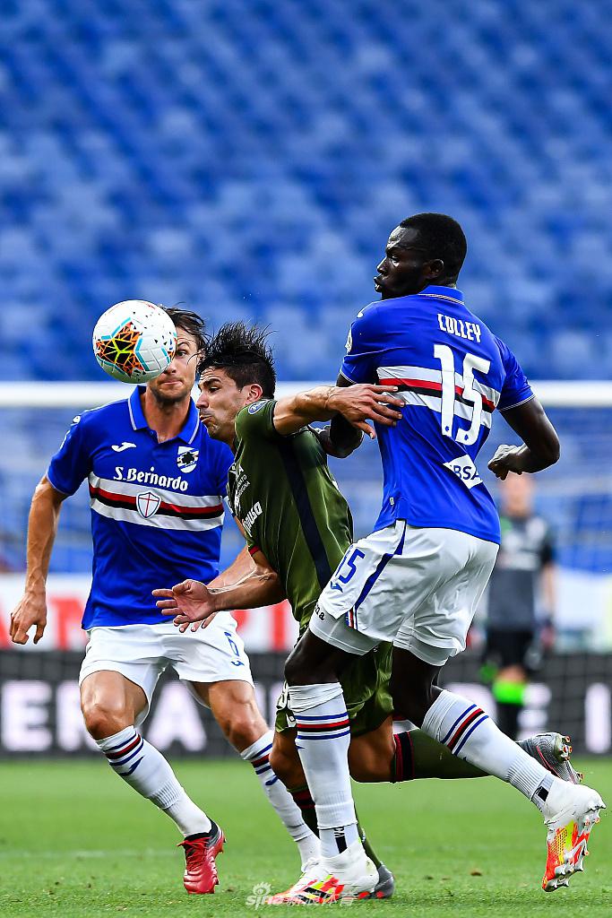 加比亚迪尼在混战中机敏探头，皮球应声入网，马拉西球场瞬间被他握拳怒吼的激情点燃。