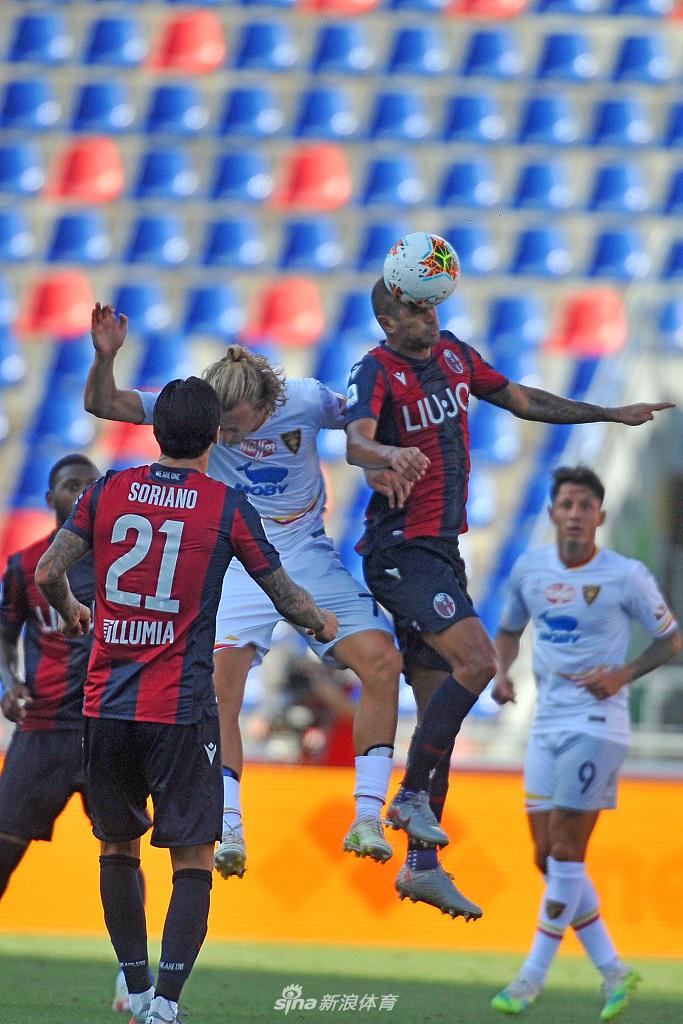 终场哨响，绝杀英雄巴罗与队友击掌相庆，胜利的喜悦与达拉拉山温柔的暮色融为一体。